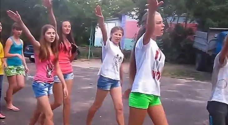 Video: Saludos nazis en una colonia de verano en Ucrania