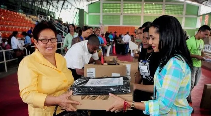 MINERD entrega más de mil laptops a maestros