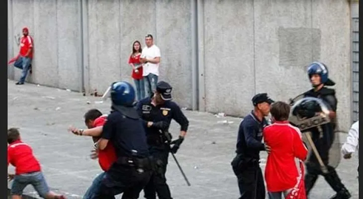 Policía golpea a un hombre y a su padre en partido de fútbol (Video)