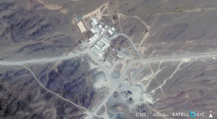 Analistas detectan aumento de actividad constructiva en supuesta instalación nuclear iraní enterrada bajo montaña