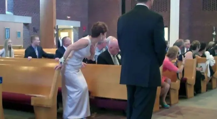 ¡Esta damita de honor no podía caminar, pero entra al casamiento con estilo!