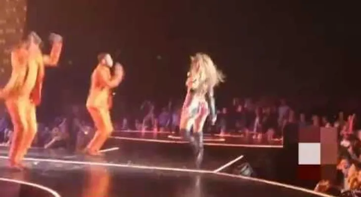Jennifer López se cae en un concierto y fue ayuda a parar por bailarines 