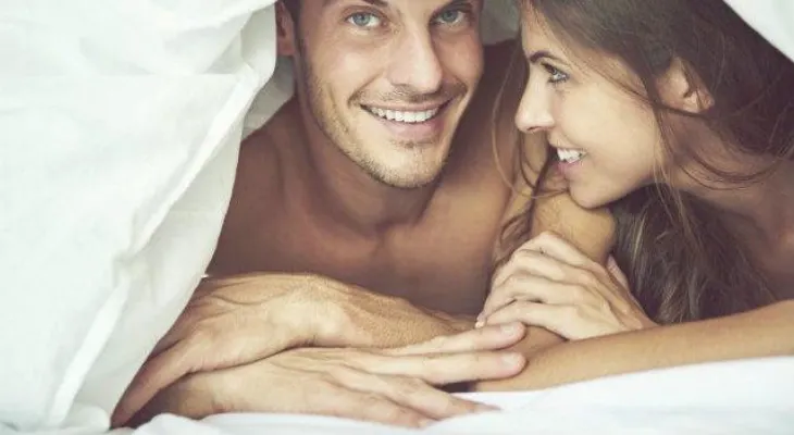 Hacer estas cosas antes de ir a la cama puede salvar tu relación