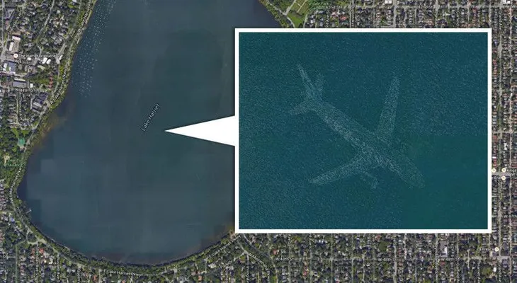 ¿Qué es la imagen de un avión intacto en el fondo de un lago detectada por Google Earth?