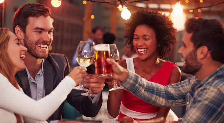 Bajas de peso; duermes mejor; mejora músculos y tu piel se ve más sana, si deja de beber alcohol 