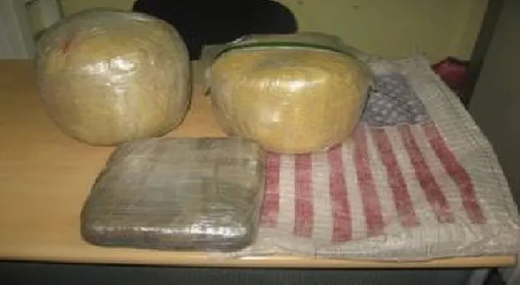 Apresan un haitiano con un saco lleno de marihuana al hombro