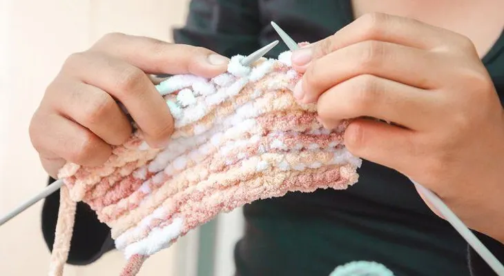 Beneficios para la salud de practicar tejido de punto y crochet