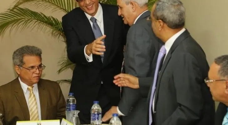 Médicos y Gobierno acuerdan agenda de 8 puntos