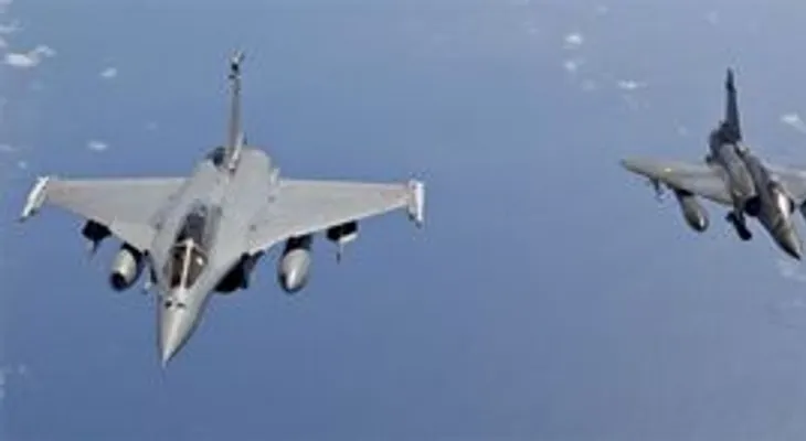 Francia bombardea masivamente posiciones del Estado Islámico en Siria