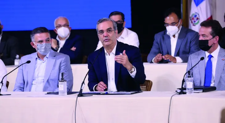 Gobierno congelará por un mes precios combustibles