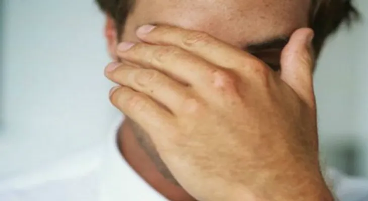 Un hombre intenta cortarse su pene porque su novia lo dejó