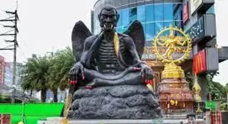 Una estatua de aspecto demoníaco enfrenta a adoradores y detractores