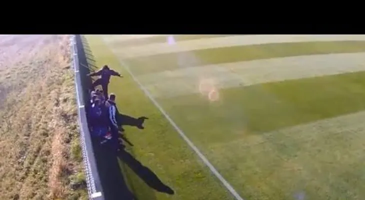 Entrenador patea a un joven futbolista que prefirió cenar en un McDonald?s (VIDEO)