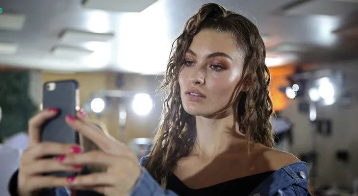 La belleza no está reñida con la limpieza: El selfi de una tuitera y su cochambrosa habitación