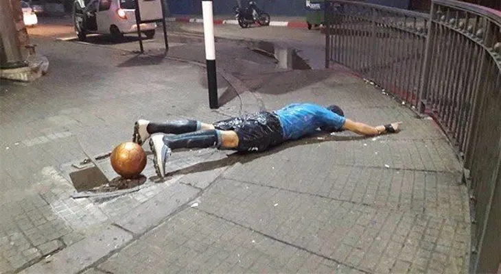 Vandalizan estatua del futbolista Luis Suárez en Uruguay... y los vecinos se lo toman con humor
