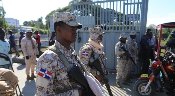 Dajabón mantiene frontera militarizada pese a violentos combates en Croix-des-Bouquets