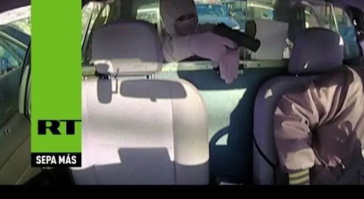 Karma instantáneo: Atraca a un taxista sin darse cuenta de lo que pasa detrás