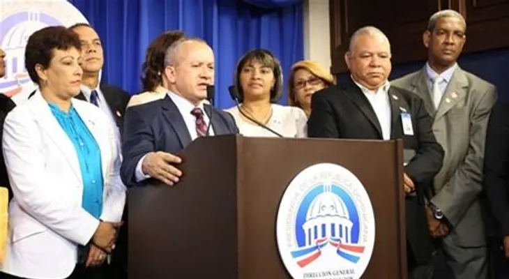 Gobierno promete pagar incentivos a personal de salud y aumentar el salario en 2013