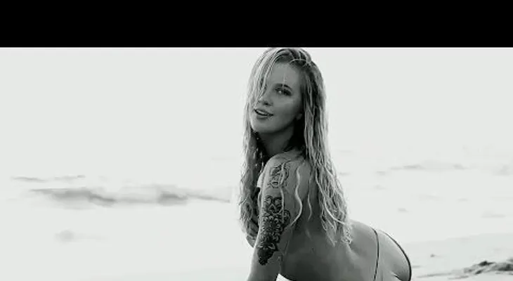 El striptease de Ireland Baldwin en la playa  