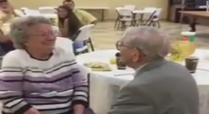 La dulce serenata de un hombre de 92 años a su esposa de 90 te hará sonreír