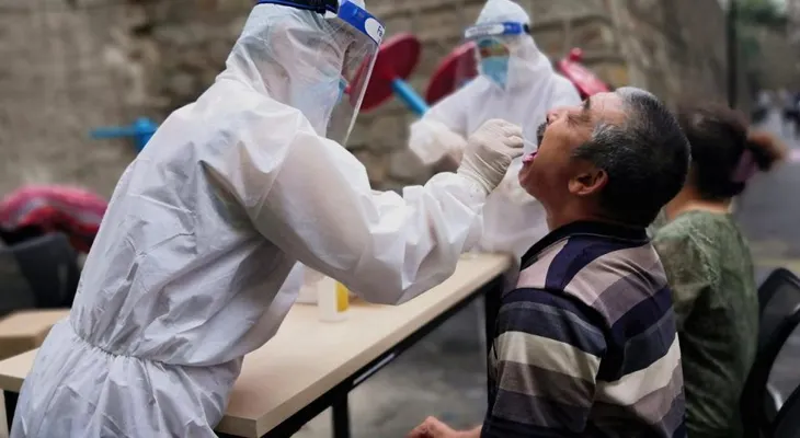 China suma 21 nuevos casos de COVID-19, 13 de ellos en Xinjiang
