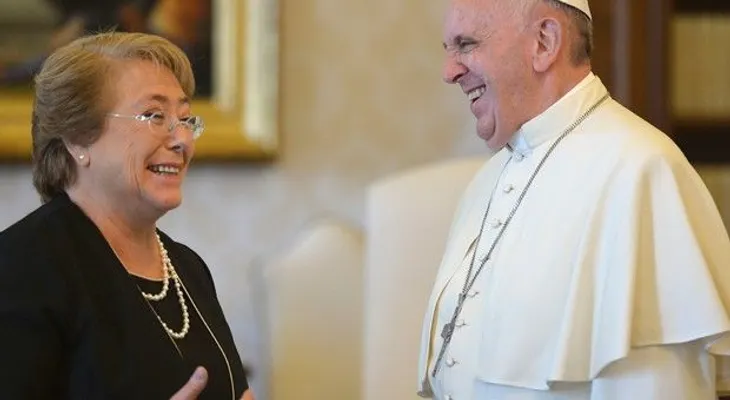 Francisco recibe a la presidenta chilena