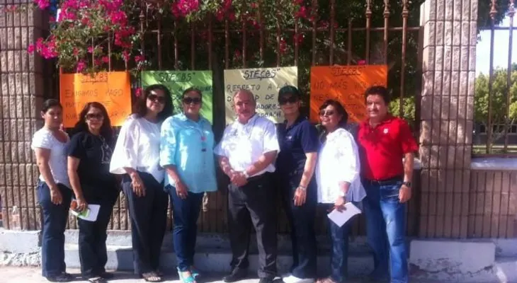 Profesores y empleados de escuela se van a huelga por falta de pago 