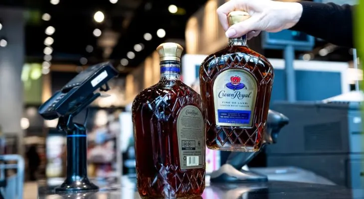 EE.UU. prohíbe importaciones de bebidas alcohólicas canadienses por US$800 millones en medio de guerra comercial