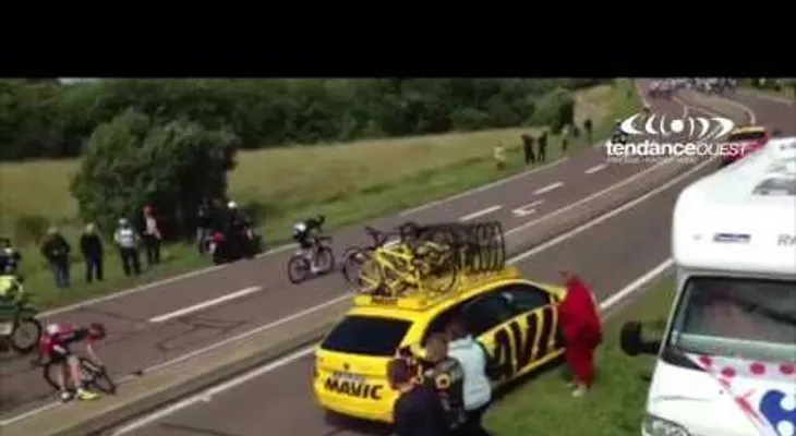 La aparatosa caída del ciclista español Alberto Contador