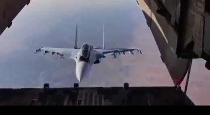 Un osado caza ruso Su-30 inspecciona de forma increíble un avión en pleno vuelo (VIDEO)