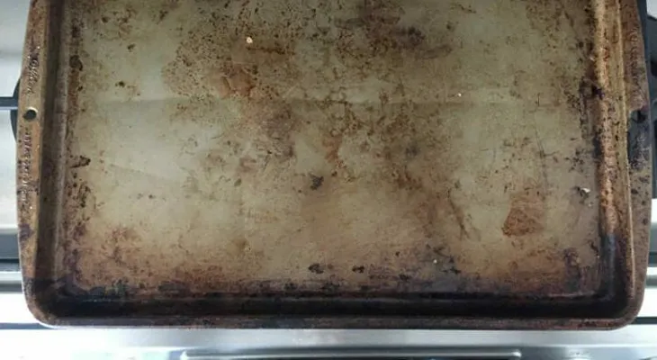 Trucos imperdibles para limpiar los sartenes para el horno