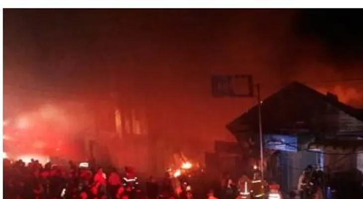 Fuego reduce a cenizas varios negocios y una vivienda en Santiago