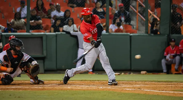 Leones hilvanan tercera victoria en fiesta de palos en el Micheli