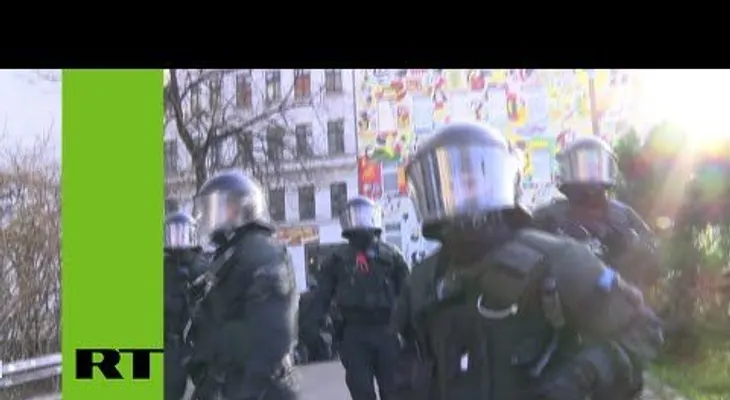 Policía dispersa con cañones de agua y gases lacrimógenos manifestación neonazi en Alemania (FOTOS)