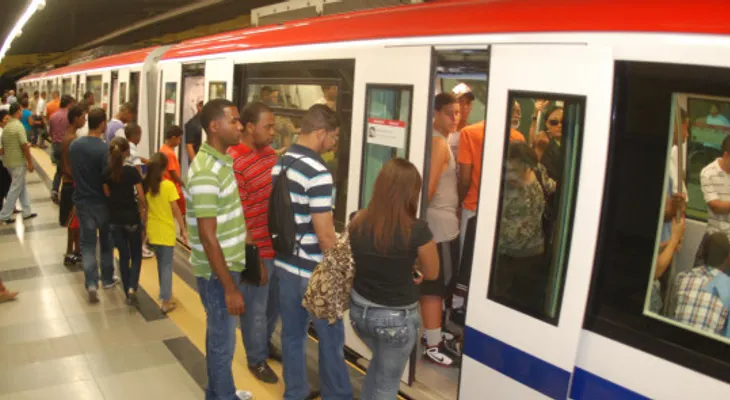Detienen a dos jóvenes que intentaron abrir una puerta de emergencia del Metro