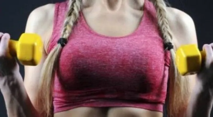 4 rutinas para mantener los senos firmes (VIDEOS)