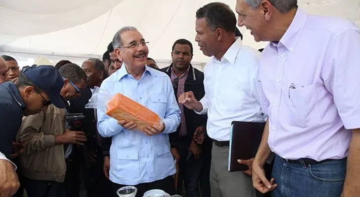 Danilo Medina entrega 4 millones de pesos a productores de Las Yayas 