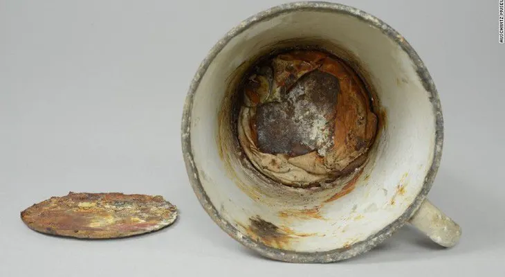Hallan un tesoro oculto hace más de 70 años en una taza de Auschwitz