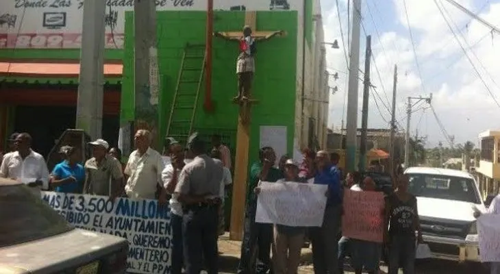 Hombre se crucifica en demanda renuncia de alcalde de Los Alcarrizos