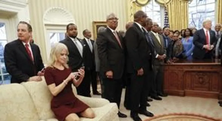 Polémica foto de asesora de Trump abre debate sobre decoro