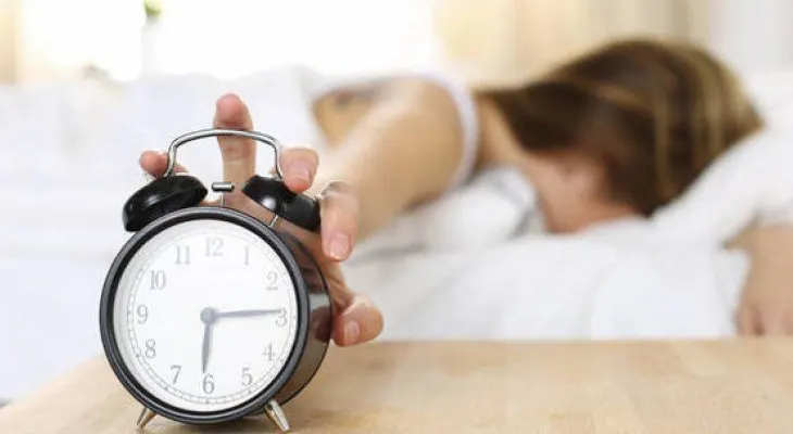 Lo que nunca jamás debes hacer al despertarte