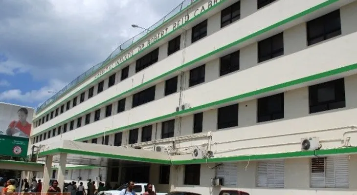 Fiscales investigan muertes de 11 infantes en el Robert Reid Cabral