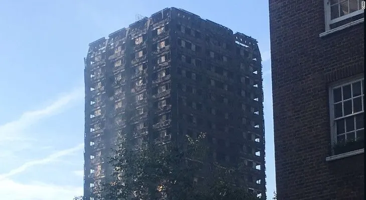 Los bomberos siguen buscando víctimas en el edificio incendiado en Londres