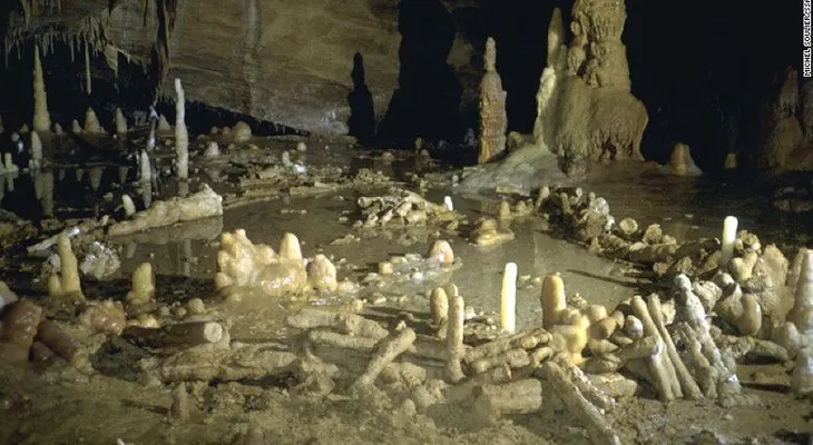 Neandertales construyeron misteriosos círculos en cueva francesa, según científicos