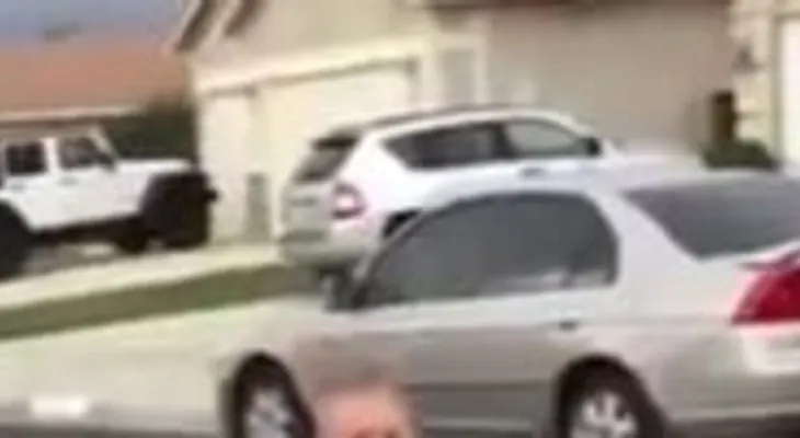 Padre le arrancó un diente al hijo con su audi