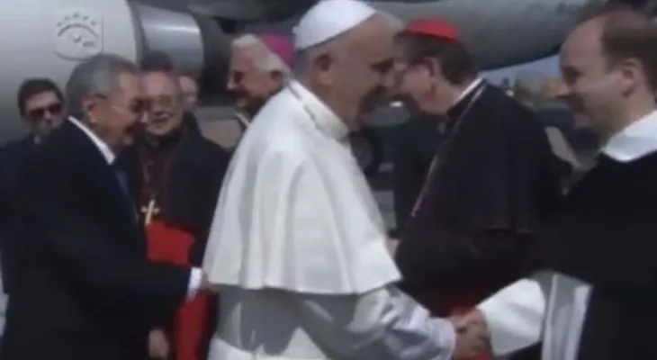 Papa Francisco aterriza en Cuba para histórica reunión