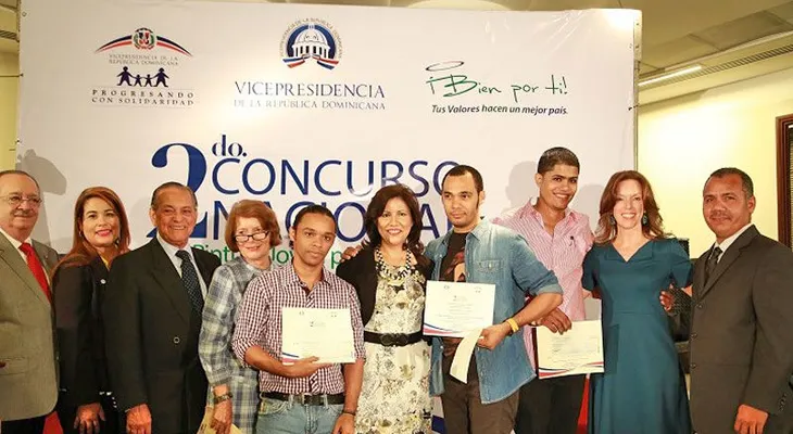 Vicepresidenta entrega premio a ganadores concurso Pintura por los Valores