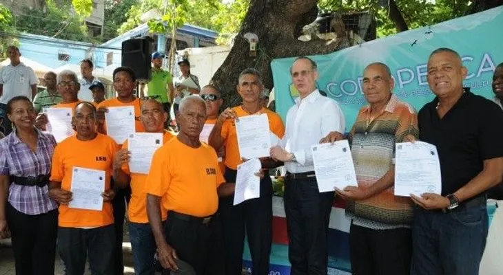 Codopesca entrega seguros a 76 pescadores de la capital