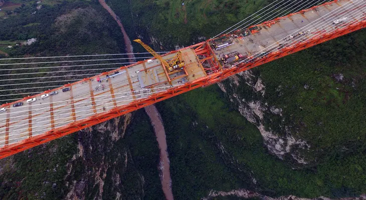 No apto para impresionables: espectaculares fotos del puente más alto del mundo