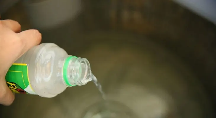 Hecha un poco de vinagre a tu lavadora: La razón increíblemente útil